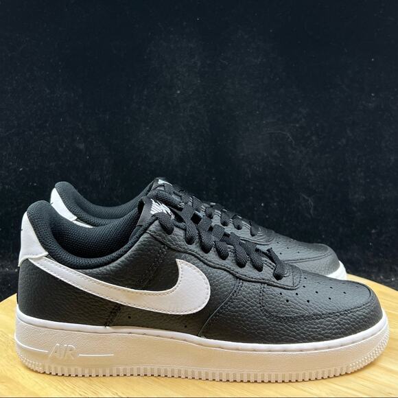 New Men\'s Nike Air Force 1 \'07 Black White Sneakers CT2302 002 Size 12 main image 9